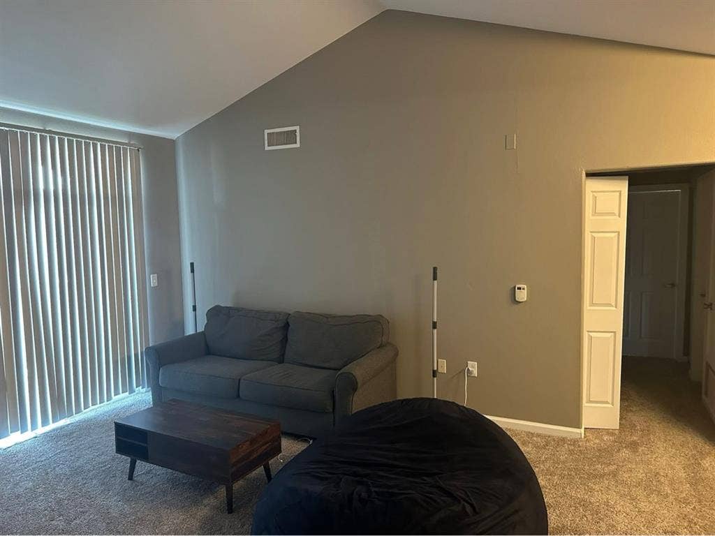 Looking for roommate