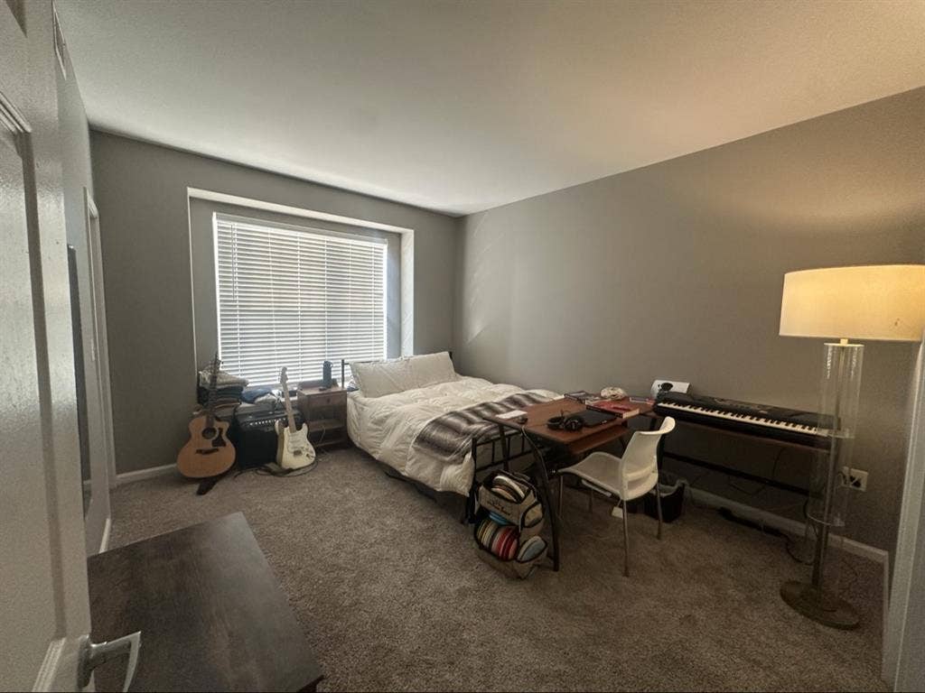 Looking for roommate