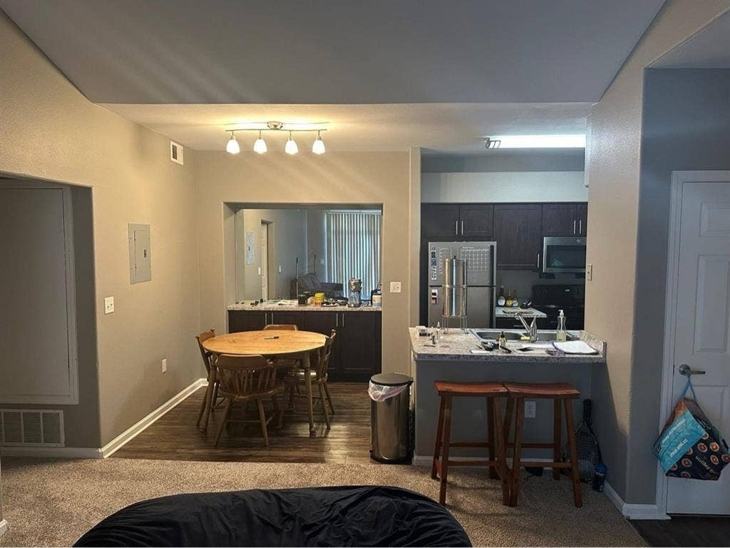 Looking for roommate