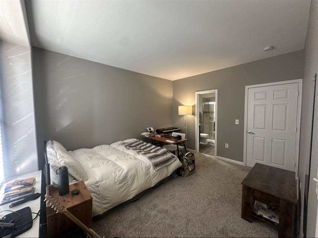 Looking for roommate
