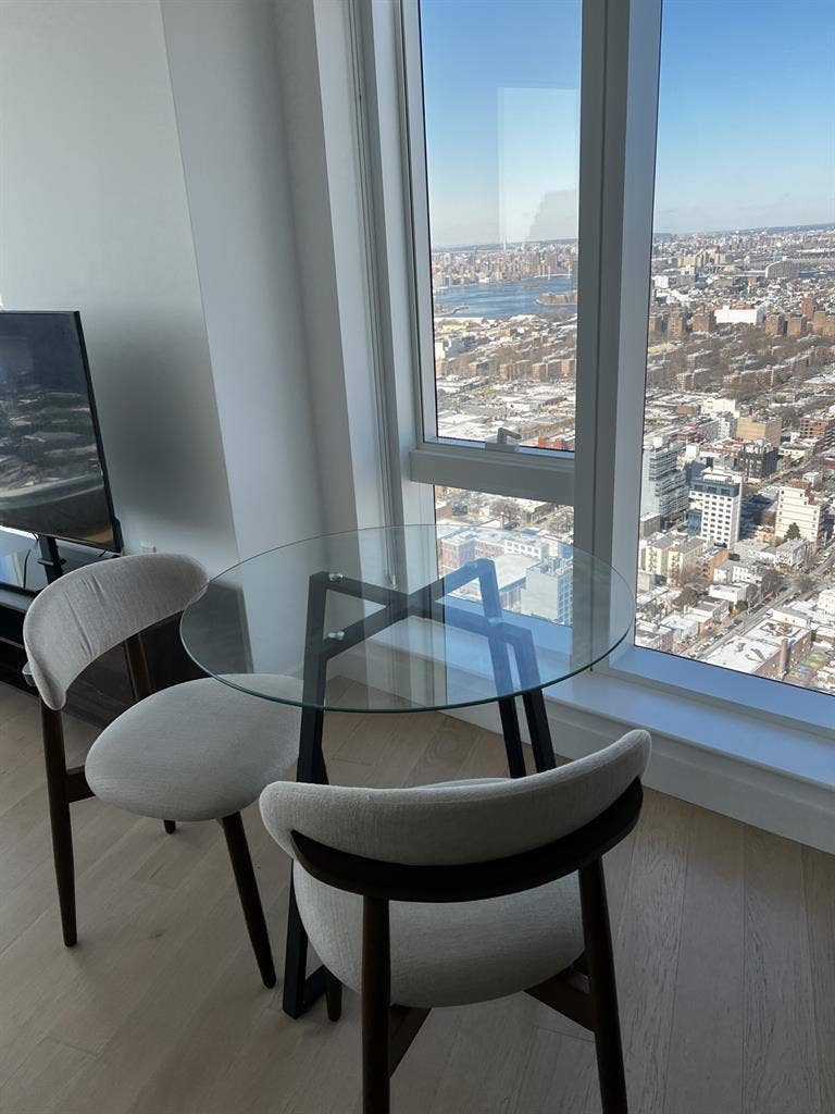 Entire 2 Br in LIC