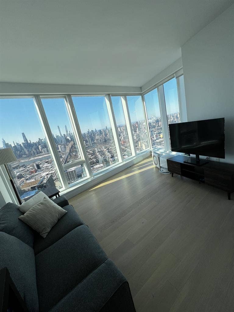 Entire 2 Br in LIC