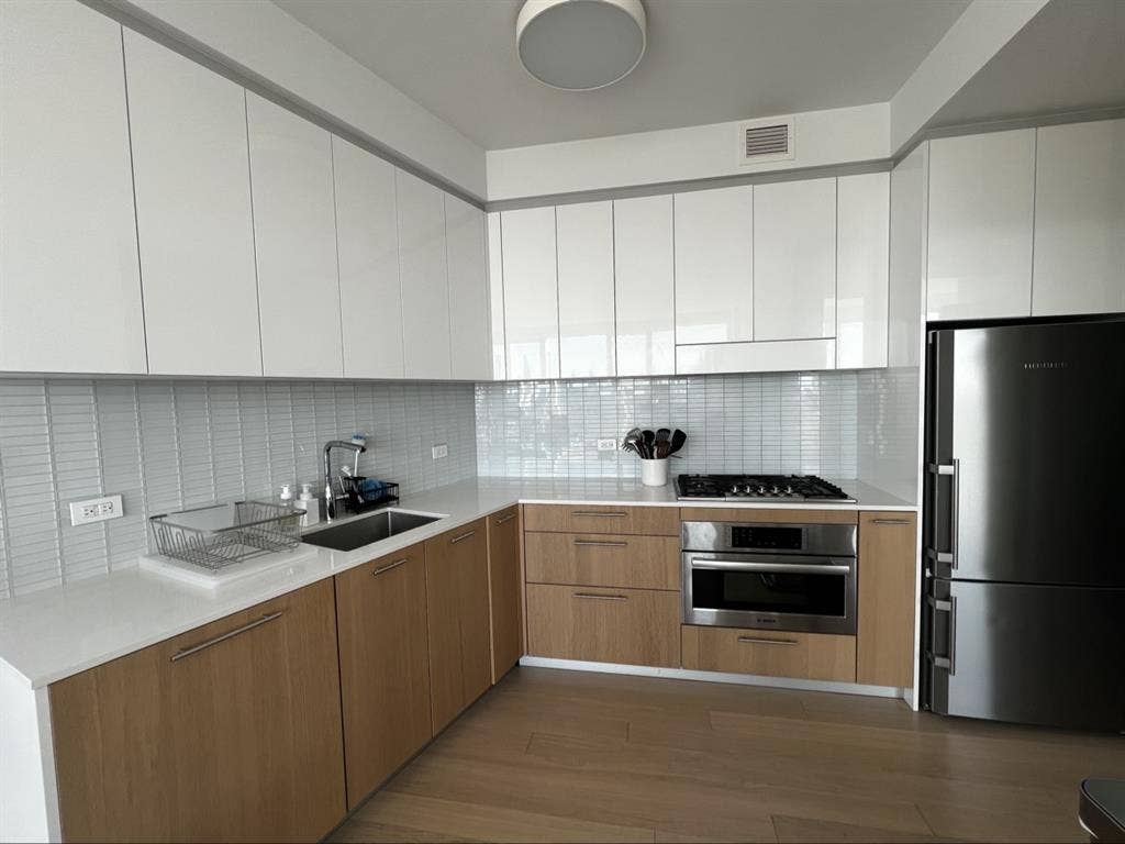 Entire 2 Br in LIC