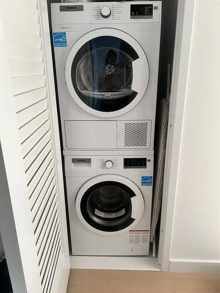 Entire 2 Br in LIC