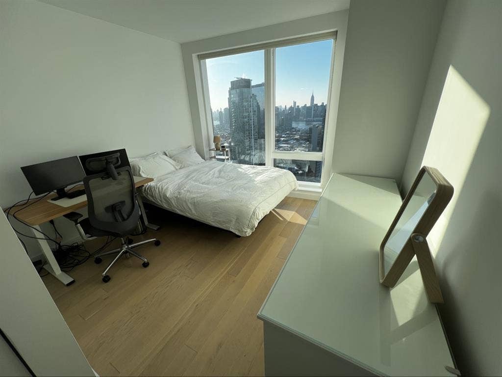 Entire 2 Br in LIC