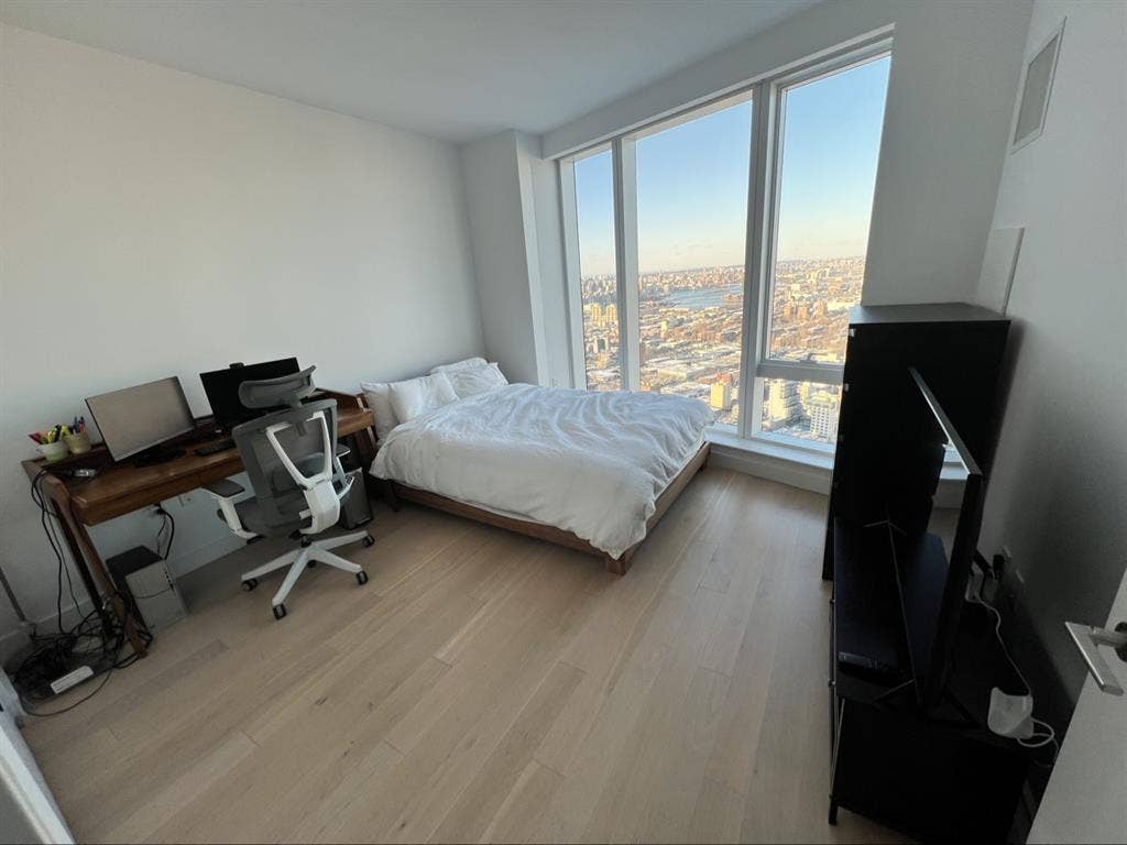 Entire 2 Br in LIC