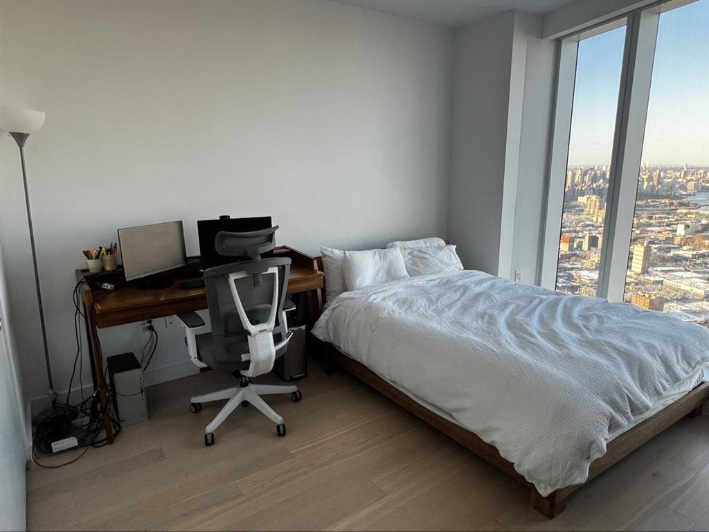 Entire 2 Br in LIC