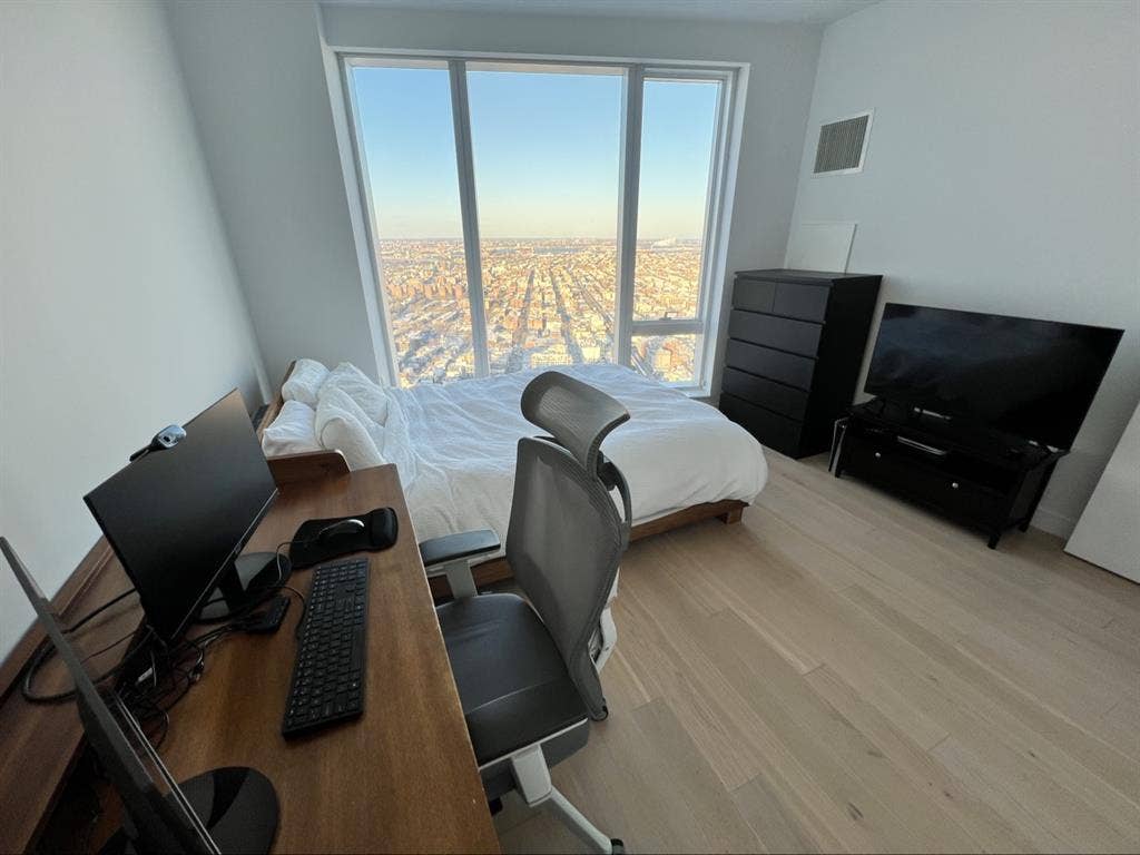 Entire 2 Br in LIC