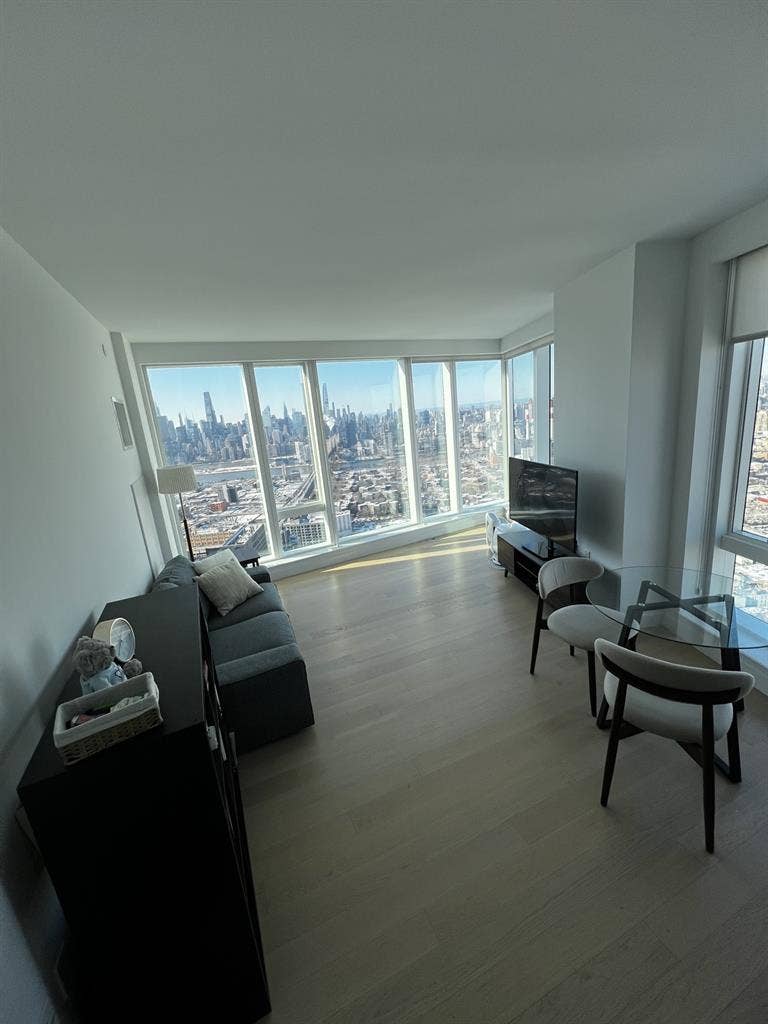 Entire 2 Br in LIC