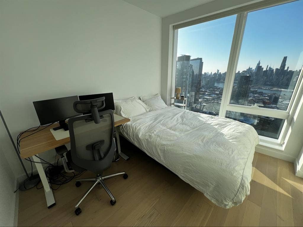 Entire 2 Br in LIC