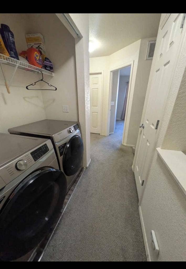 Room for rent in townhome near DIA