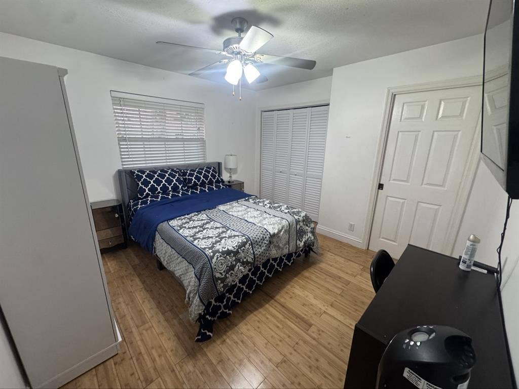 Bedroom in Beautiful Neighborhoodd