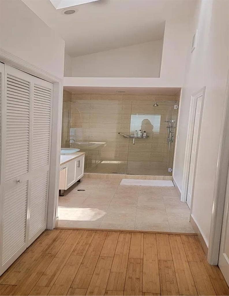 Bedroom in Beautiful Neighborhoodd