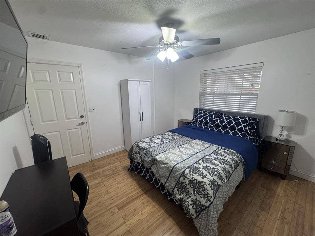 Bedroom in Beautiful Neighborhoodd