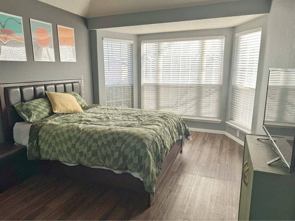 LOOKING FOR A ROOMMATE