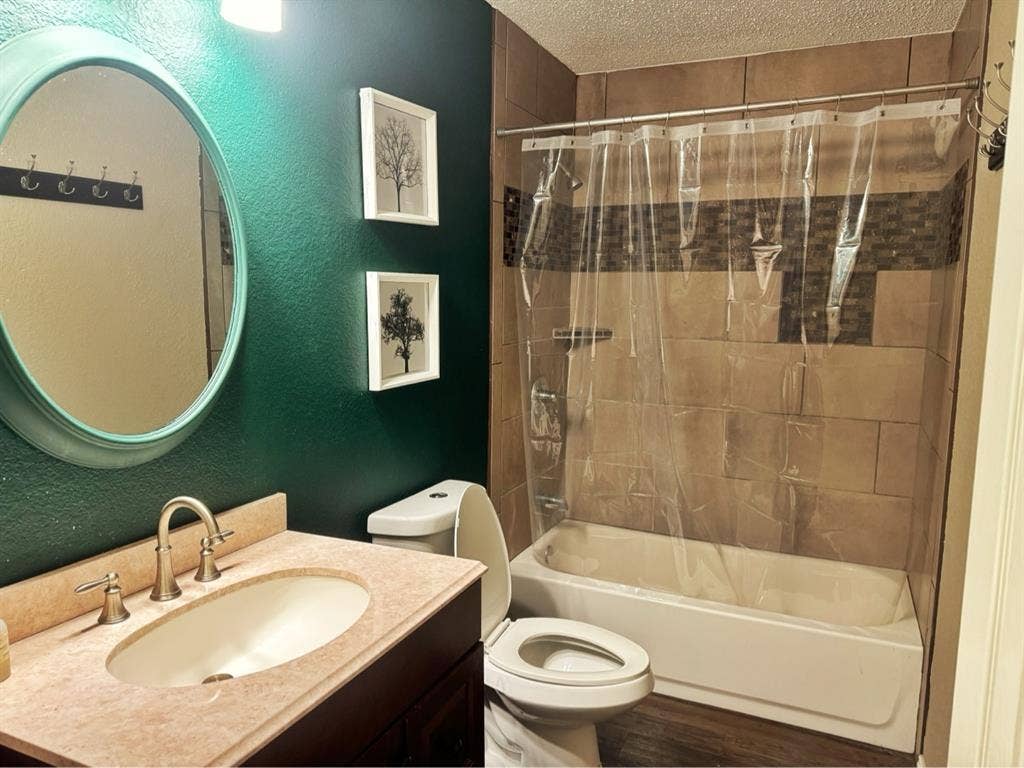LOOKING FOR A ROOMMATE