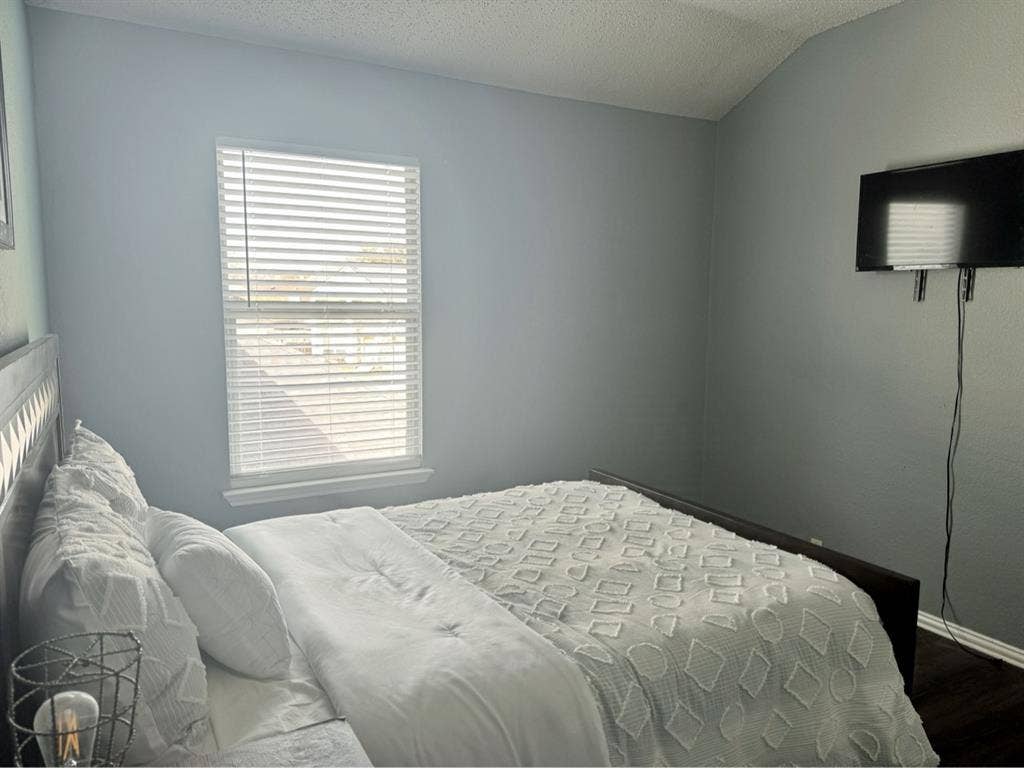 LOOKING FOR A ROOMMATE