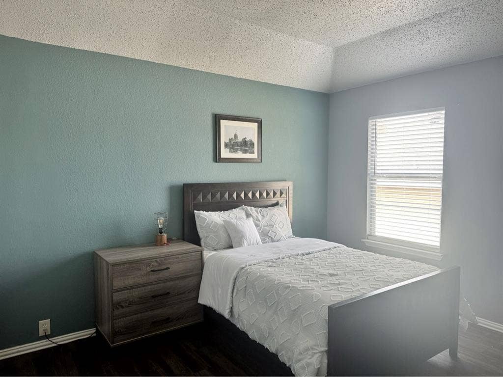 LOOKING FOR A ROOMMATE
