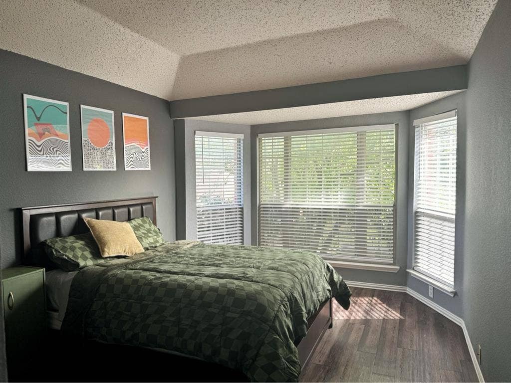 LOOKING FOR A ROOMMATE