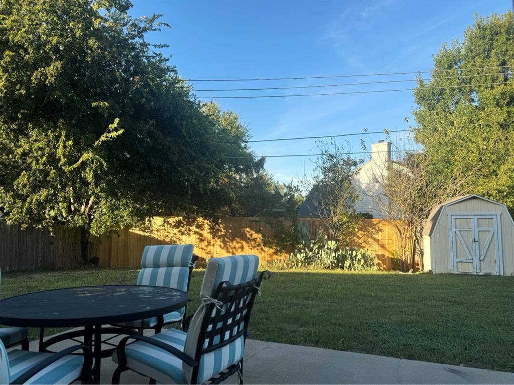 LOOKING FOR A ROOMMATE