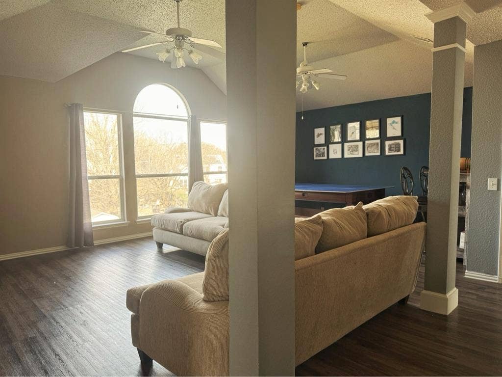 LOOKING FOR A ROOMMATE