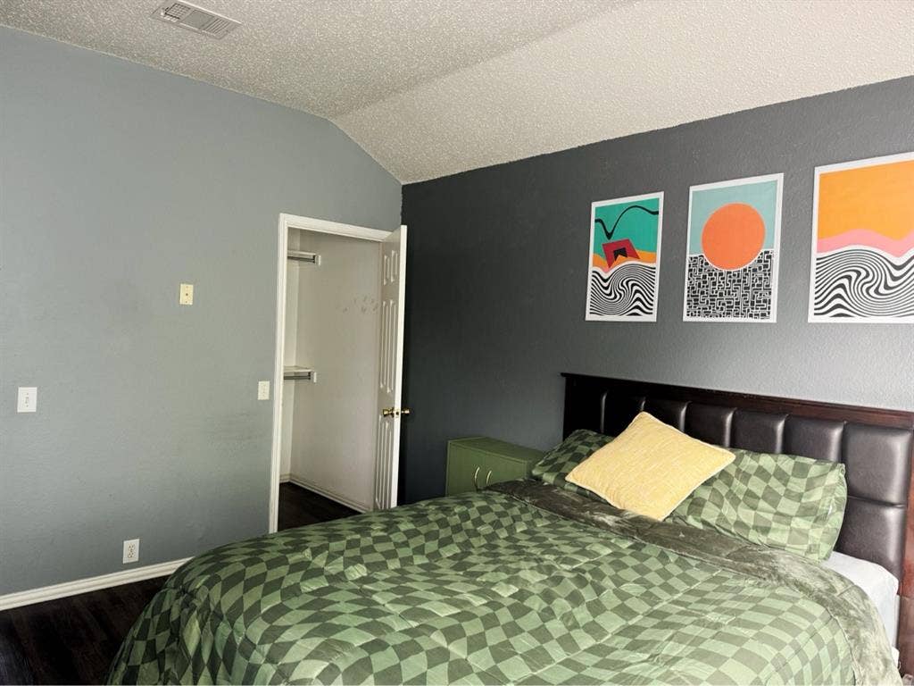 LOOKING FOR A ROOMMATE