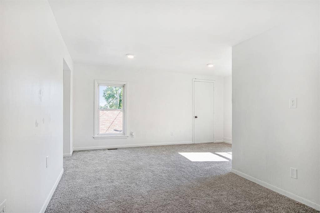 Large Private Room for Rent