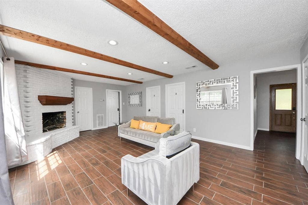 8 BR in Dickinson