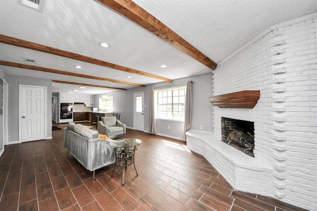 8 BR in Dickinson