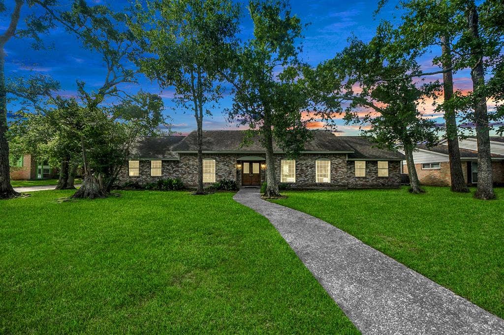 8 BR in Dickinson