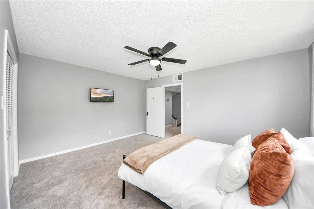 8 BR in Dickinson