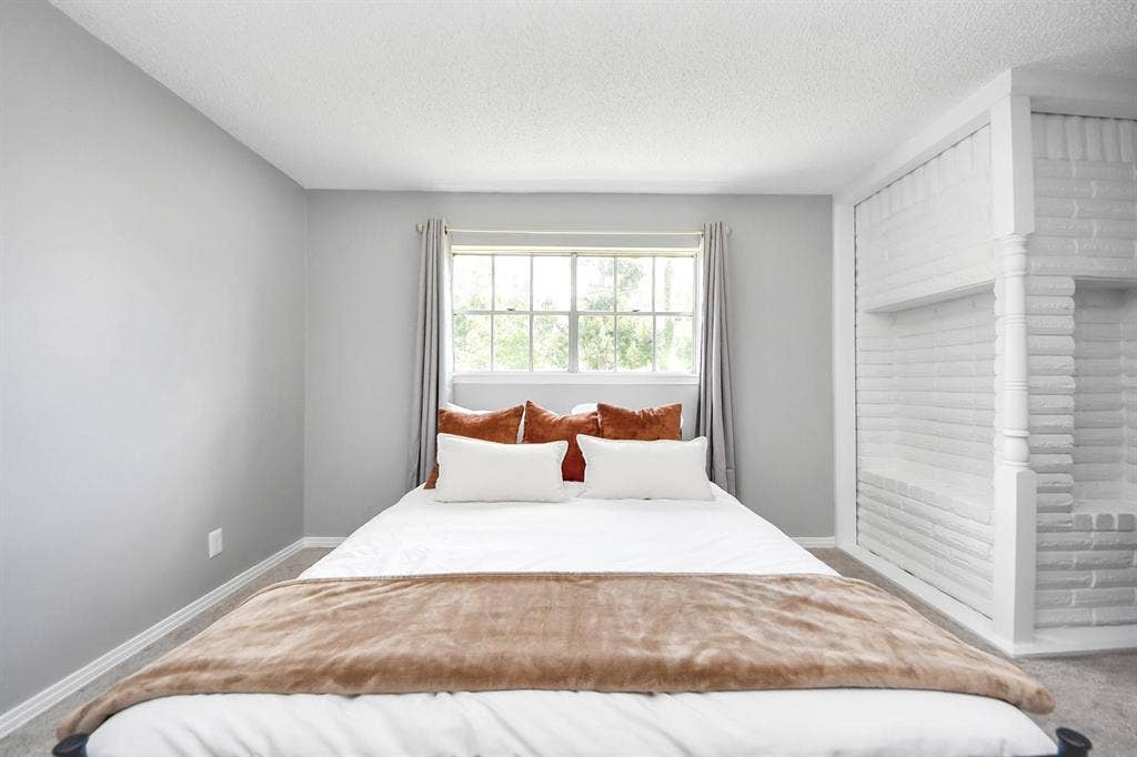 8 BR in Dickinson