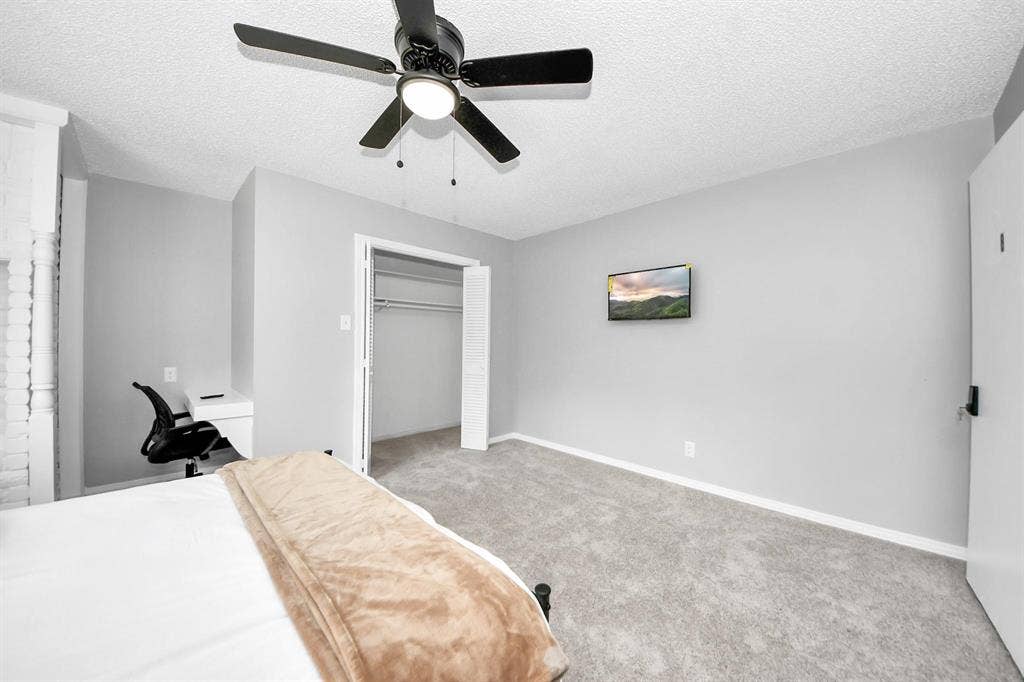 8 BR in Dickinson