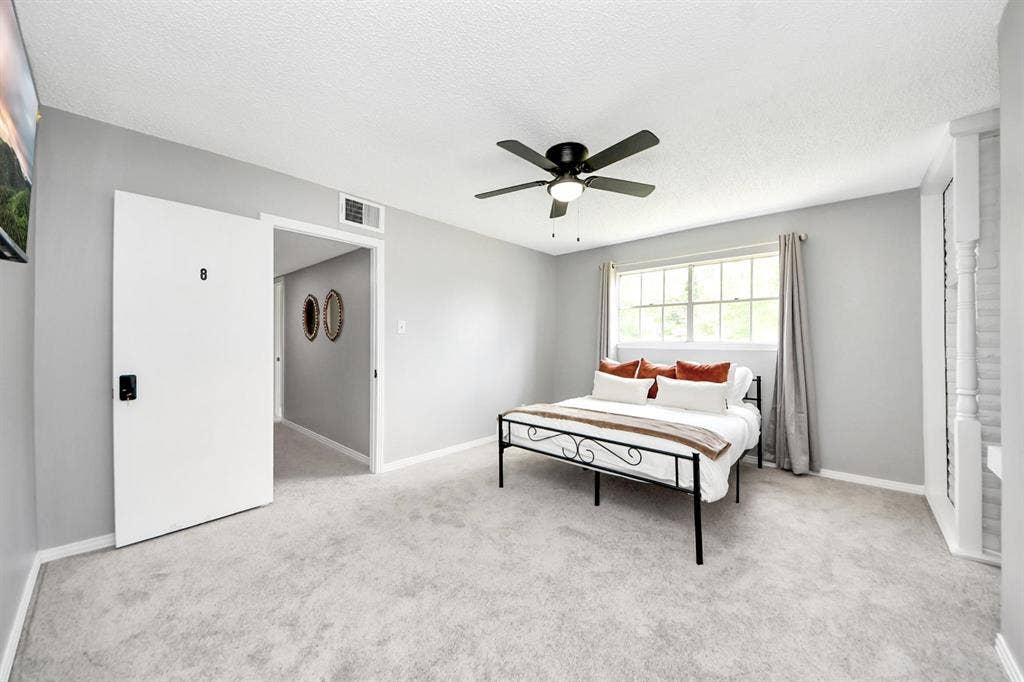 8 BR in Dickinson