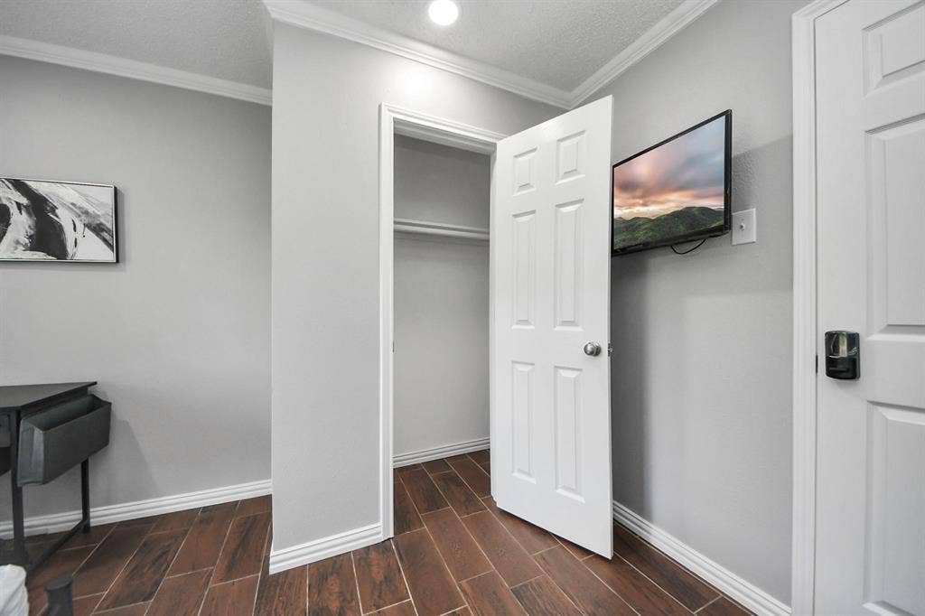 8 BR in Dickinson