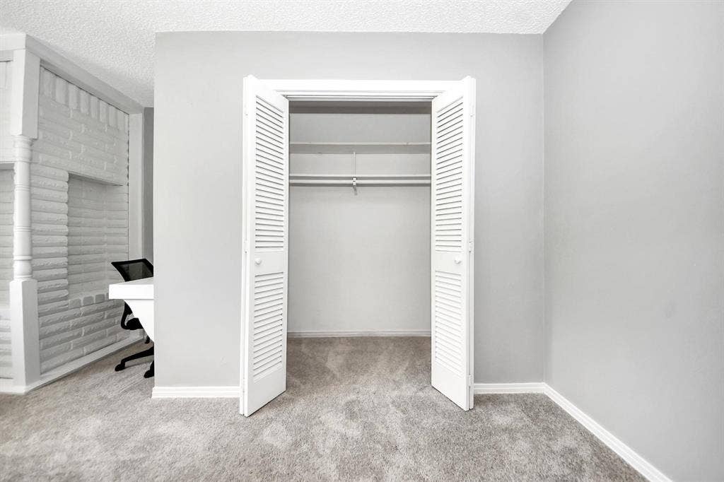 8 BR in Dickinson