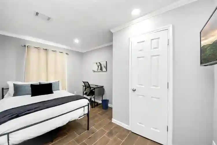 8 BR in Dickinson