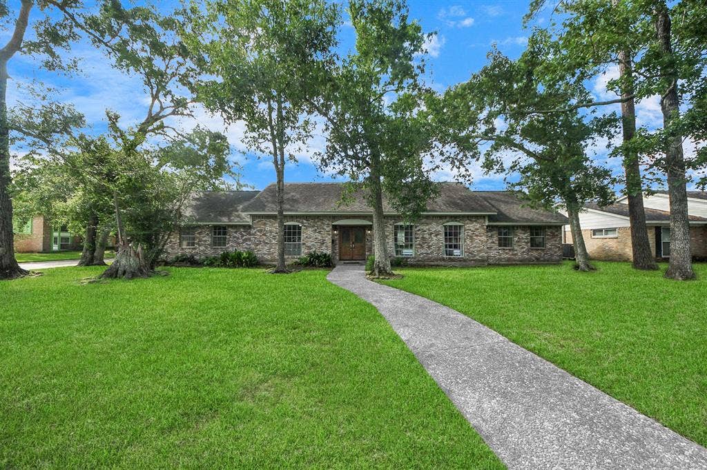 8 BR in Dickinson