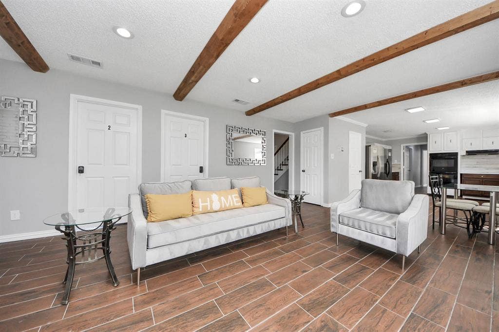 8 BR in Dickinson