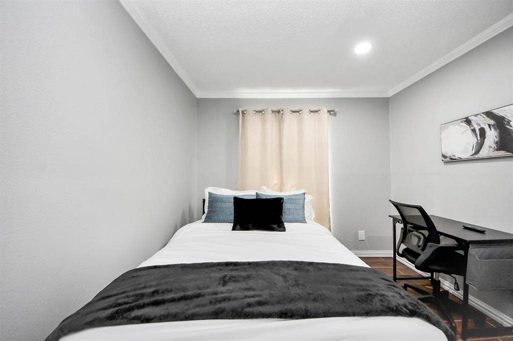 8 BR in Dickinson