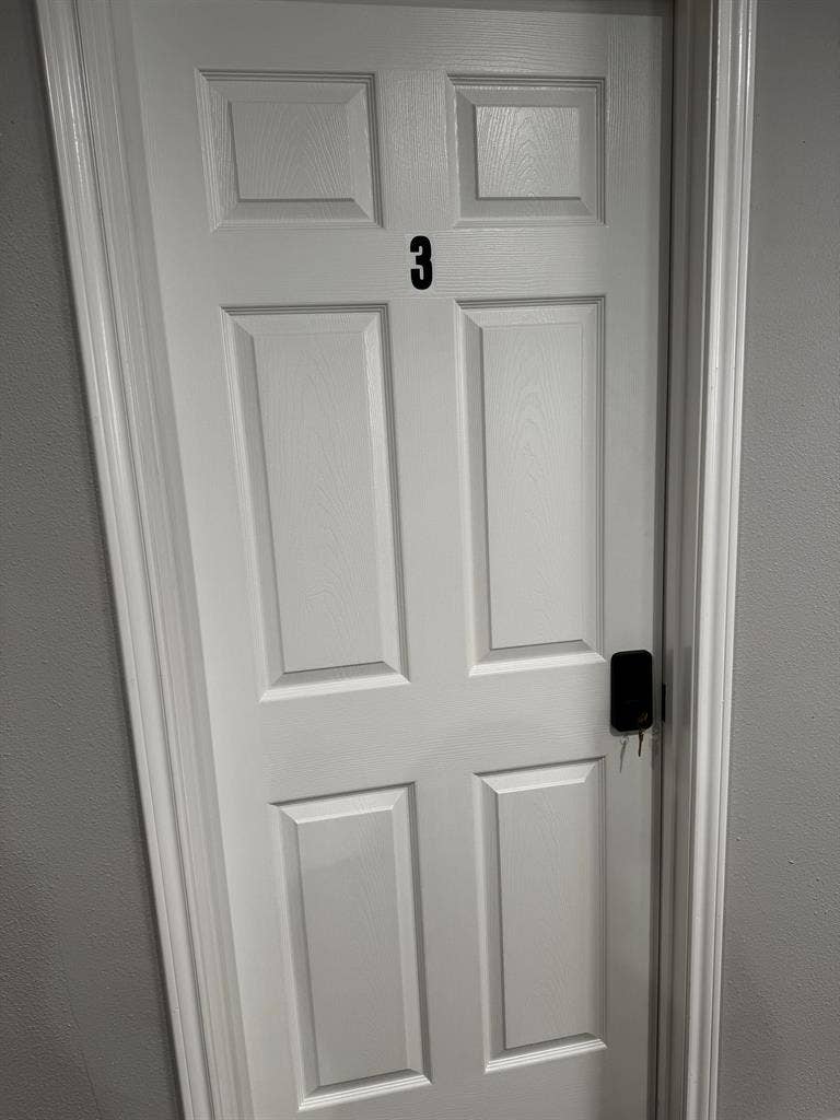 8 BR in Dickinson