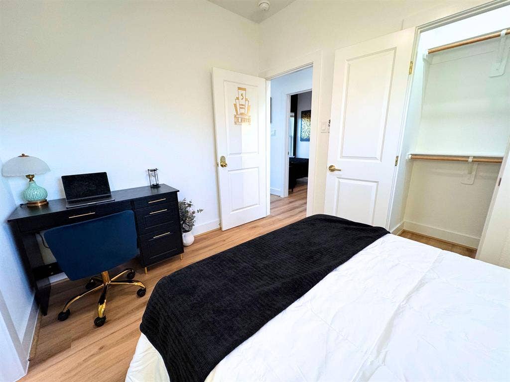 8 BR in Houston