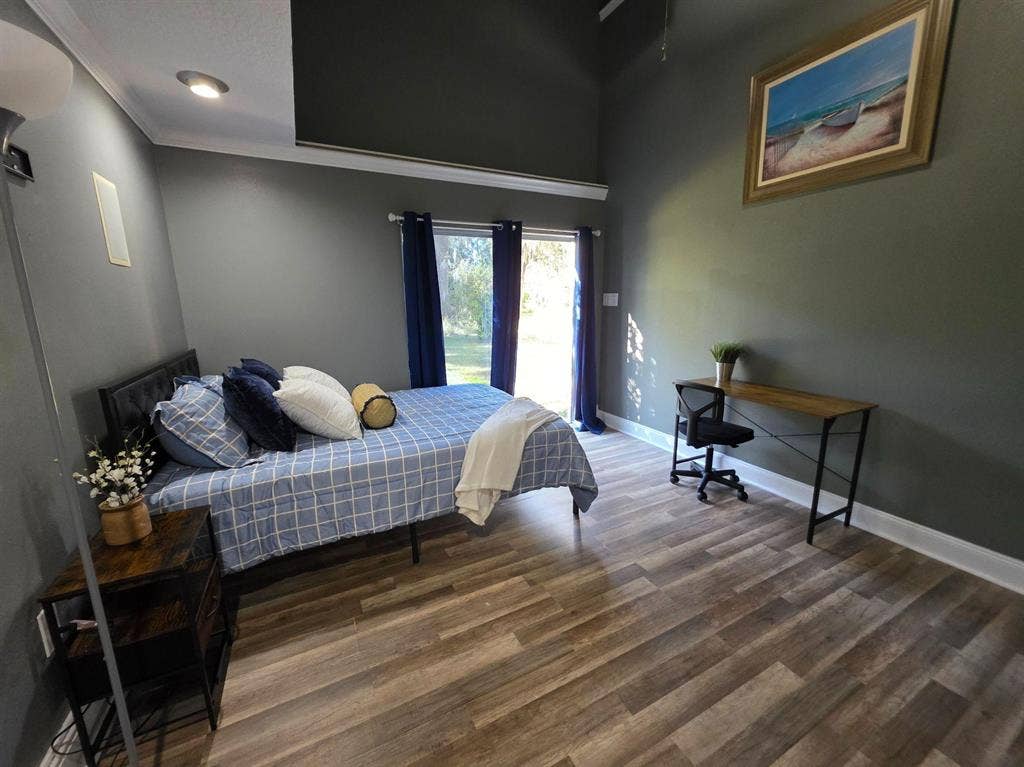 5 BR in Lithia