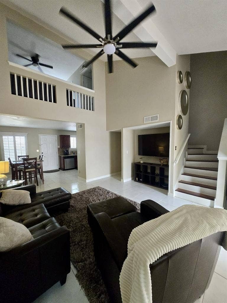 Working professionals Room for rent