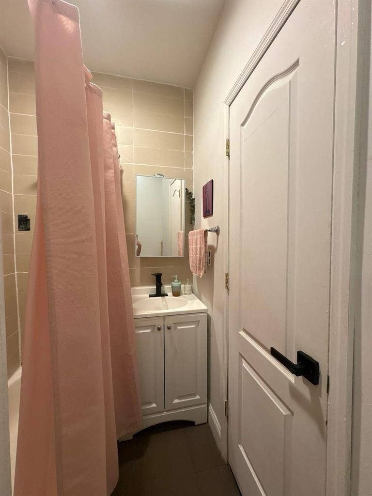 Subleasing spacious & sunny room!