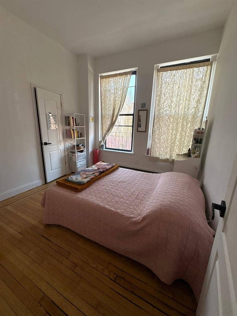 Subleasing spacious & sunny room!