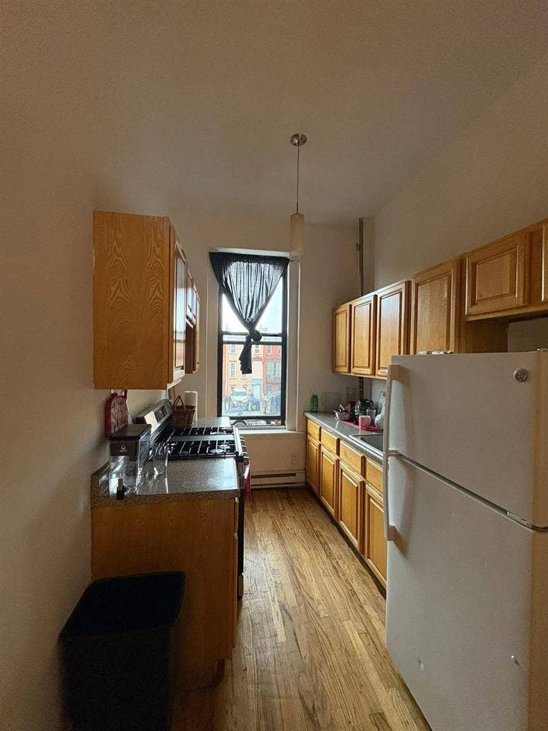 Subleasing spacious & sunny room!