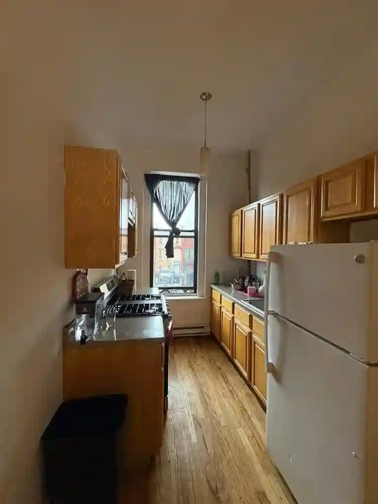Subleasing spacious & sunny room!