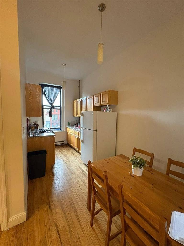 Subleasing spacious & sunny room!