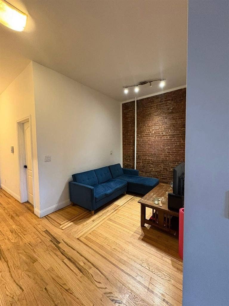 Subleasing spacious & sunny room!